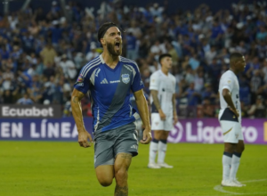 Y llegó el día, Emelec volvió al triunfo, lo hizo de gran manera y ante el bicampeón Liga de Quito. Los Azules vencieron 1-0 a los Albos jugando su mejor partido del año y demostrando que tienen equipo para pelear más arriba. Además, este triunfo los saca del último lugar de la tabla de LigaPro y le da un respiro a su entrenador, Jorge Célico.