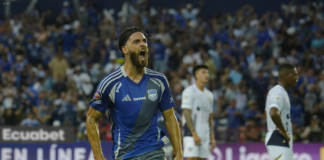 Y llegó el día, Emelec volvió al triunfo, lo hizo de gran manera y ante el bicampeón Liga de Quito. Los Azules vencieron 1-0 a los Albos jugando su mejor partido del año y demostrando que tienen equipo para pelear más arriba. Además, este triunfo los saca del último lugar de la tabla de LigaPro y le da un respiro a su entrenador, Jorge Célico.