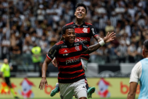 Tras su participación con la Selección Ecuatoriana en las eliminatorias al Mundial 2026 y su reciente Campeonato Carioca con Flamengo, el joven talento sumó minutos de juego en el inicio del Brasileirao