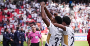 Liga Deportiva Universitaria sigue en racha de goleo en la LigaPro sumando su segunda goleada consecutiva al imponerse por 3-0 a Delfín en el estadio Rodrigo Paz Delgado. Con este resultado, el equipo de Pablo Sánchez quedó a un punto del líder Barcelona, que cayó en la última jornada frente a Independiente del Valle.