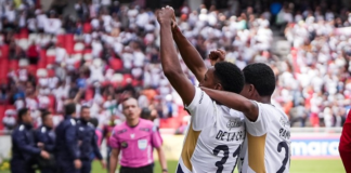 Liga Deportiva Universitaria sigue en racha de goleo en la LigaPro sumando su segunda goleada consecutiva al imponerse por 3-0 a Delfín en el estadio Rodrigo Paz Delgado. Con este resultado, el equipo de Pablo Sánchez quedó a un punto del líder Barcelona, que cayó en la última jornada frente a Independiente del Valle.