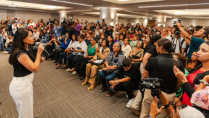 La candidata presidencial de la Revolución Ciudadana, Luisa González, participó en un conversatorio con más de 500 mujeres en Guayaquil, como parte de su agenda proselitista.
