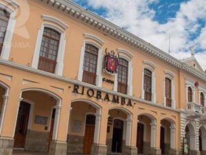 El alcalde de Riobamba, Jhon V., fue vinculado formalmente este domingo a una investigación penal por el presunto delito de asociación ilícita con fines de tráfico de influencias, cohecho y otros actos irregulares.