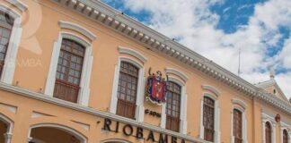 El alcalde de Riobamba, Jhon V., fue vinculado formalmente este domingo a una investigación penal por el presunto delito de asociación ilícita con fines de tráfico de influencias, cohecho y otros actos irregulares.