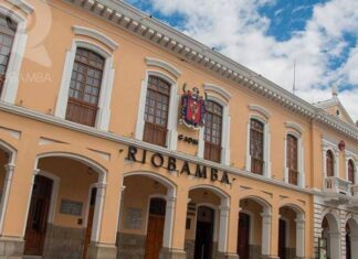 El alcalde de Riobamba, Jhon V., fue vinculado formalmente este domingo a una investigación penal por el presunto delito de asociación ilícita con fines de tráfico de influencias, cohecho y otros actos irregulares.