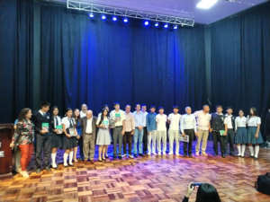En un ambiente cargado de emoción y amor por la literatura, estudiantes de diversas unidades educativas, junto a sus maestros, llenaron el teatro de la Casa de la Cultura Núcleo de Pastaza para celebrar el Día Internacional del Libro.