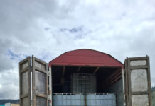 Durante un operativo de rutina en el sector de Pangor, cantón Colta, la Policía Nacional detuvo un camión que transportaba aproximadamente 19 mil litros de combustible sin los permisos correspondientes.