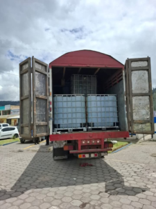 Durante un operativo de rutina en el sector de Pangor, cantón Colta, la Policía Nacional detuvo un camión que transportaba aproximadamente 19 mil litros de combustible sin los permisos correspondientes.