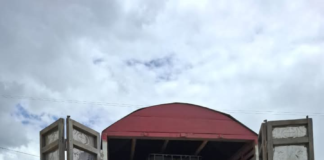 Durante un operativo de rutina en el sector de Pangor, cantón Colta, la Policía Nacional detuvo un camión que transportaba aproximadamente 19 mil litros de combustible sin los permisos correspondientes.