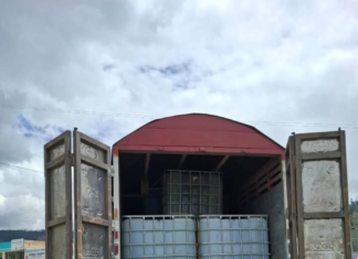 Durante un operativo de rutina en el sector de Pangor, cantón Colta, la Policía Nacional detuvo un camión que transportaba aproximadamente 19 mil litros de combustible sin los permisos correspondientes.