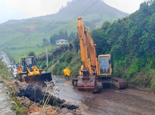 Este 28 de abril, la provincia de Bolívar recibió una excelente noticia: la vía Salinas – Cuatro Esquinas fue oficialmente habilitada, tras intensos trabajos de remoción y rehabilitación realizados en el marco de la "Minga Institucional", impulsada por el Gobierno Provincial.