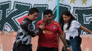 Edison Pilataxi, un joven aficionado de la Liga Deportiva Universitaria de Quito, fue herido gravemente por el impacto de una bala de goma disparada por un miembro de la Policía Nacional, lo que le provocó la pérdida total de su ojo derecho. Este hecho ha motivado la apertura de una investigación conjunta entre la Fiscalía General del Estado y la LigaPro.