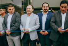 La Empresa Eléctrica Riobamba S.A. (EERSA) inauguró este 8 de abril, una nueva agencia en el cantón Cumandá, marcando el inicio de una serie de proyectos que buscan mejorar la infraestructura eléctrica y promover la inclusión laboral en el sector. El evento de apertura reunió a autoridades locales, funcionarios y representantes del Ministerio de Energía y Minas.