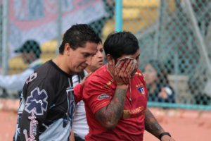 Durante el partido entre LDU y Deportivo Cuenca en el estadio Alejandro Serrano Aguilar, un hincha del equipo quiteño sufrió la pérdida de su ojo derecho tras recibir el impacto de una bala de goma disparada por la Policía Nacional en medio de disturbios en las gradas.