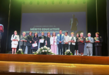 En un emotivo acto celebrado este 9 de abril, en el histórico Teatro León, la Dirección Distrital de Educación de Riobamba rindió homenaje a ocho docentes destacados, reconociendo su entrega, ética profesional y compromiso con la formación de generaciones enteras.