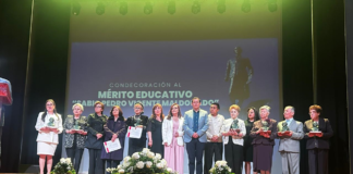 En un emotivo acto celebrado este 9 de abril, en el histórico Teatro León, la Dirección Distrital de Educación de Riobamba rindió homenaje a ocho docentes destacados, reconociendo su entrega, ética profesional y compromiso con la formación de generaciones enteras.