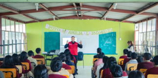 El Cuerpo de Bomberos de Riobamba (CBR) visitó este 2 de marzo, la Unidad Educativa de Punín, para realizar una charla sobre prevención de incendios y el uso de extintores. Esta actividad tuvo como objetivo principal educar a los estudiantes sobre la importancia de estar preparados ante situaciones de emergencia.