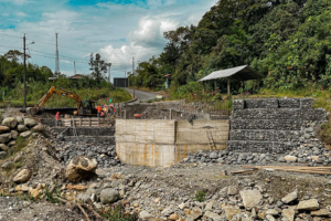 El proyecto de construcción del puente sobre el río Tigre, en el cantón Mera, avanza con pasos firmes y sostenidos. Según el último informe técnico, la obra registra un progreso físico del 72%, consolidándose como una infraestructura estratégica para el desarrollo de la conectividad vial, el impulso productivo y el fortalecimiento del turismo local.