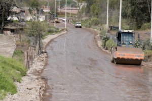 La Prefectura de Chimborazo continúa con los trabajos de mejoramiento vial en la comunidad San Gerónimo de Porlón, al este de Riobamba, donde se ejecuta una intervención en 3,5 kilómetros de vía, considerada estratégica para la conectividad y desarrollo del sector.