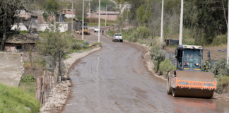 La Prefectura de Chimborazo continúa con los trabajos de mejoramiento vial en la comunidad San Gerónimo de Porlón, al este de Riobamba, donde se ejecuta una intervención en 3,5 kilómetros de vía, considerada estratégica para la conectividad y desarrollo del sector.
