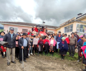 En un significativo avance para el sector agropecuario de la parroquia Quimiag, el Ministerio de Agricultura y Ganadería (MAG), a través de su Dirección Distrital en Chimborazo, realizó este 25 de abril, la entrega oficial de un tractor a la Corporación Balcashi, como parte del Proyecto Nacional de Reconversión y Sostenibilidad Ganadera.
