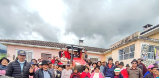 En un significativo avance para el sector agropecuario de la parroquia Quimiag, el Ministerio de Agricultura y Ganadería (MAG), a través de su Dirección Distrital en Chimborazo, realizó este 25 de abril, la entrega oficial de un tractor a la Corporación Balcashi, como parte del Proyecto Nacional de Reconversión y Sostenibilidad Ganadera.