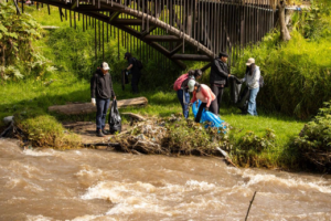 Cerca de 300 jóvenes del programa gubernamental Jóvenes en Acción, en colaboración con el Ministerio del Ambiente, Agua y Transición Ecológica (MAATE) Zonal 3 y la Dirección de Gestión Ambiental, Salubridad e Higiene del Municipio de Riobamba, realizaron una jornada de limpieza que resultó en la recolección de 2.7 toneladas de residuos sólidos en diversos espacios naturales de la ciudad.