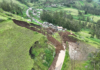 El domingo 27 de abril, un deslizamiento de gran magnitud se registró en la vía E491 que conecta Chimbo con Guaranda, específicamente en el sector El Tejar. El evento natural bloqueó completamente el paso vehicular, generando serios inconvenientes para los usuarios y representando un riesgo para las comunidades aledañas.