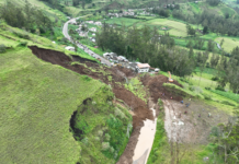 El domingo 27 de abril, un deslizamiento de gran magnitud se registró en la vía E491 que conecta Chimbo con Guaranda, específicamente en el sector El Tejar. El evento natural bloqueó completamente el paso vehicular, generando serios inconvenientes para los usuarios y representando un riesgo para las comunidades aledañas.
