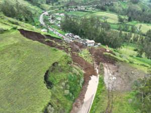 El domingo 27 de abril, un deslizamiento de gran magnitud se registró en la vía E491 que conecta Chimbo con Guaranda, específicamente en el sector El Tejar. El evento natural bloqueó completamente el paso vehicular, generando serios inconvenientes para los usuarios y representando un riesgo para las comunidades aledañas.