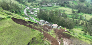 El domingo 27 de abril, un deslizamiento de gran magnitud se registró en la vía E491 que conecta Chimbo con Guaranda, específicamente en el sector El Tejar. El evento natural bloqueó completamente el paso vehicular, generando serios inconvenientes para los usuarios y representando un riesgo para las comunidades aledañas.