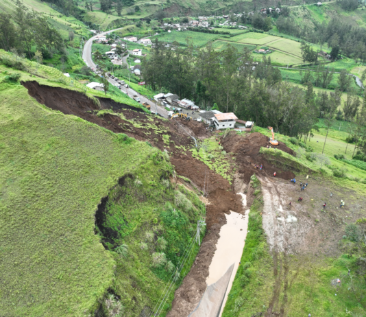 El domingo 27 de abril, un deslizamiento de gran magnitud se registró en la vía E491 que conecta Chimbo con Guaranda, específicamente en el sector El Tejar. El evento natural bloqueó completamente el paso vehicular, generando serios inconvenientes para los usuarios y representando un riesgo para las comunidades aledañas.
