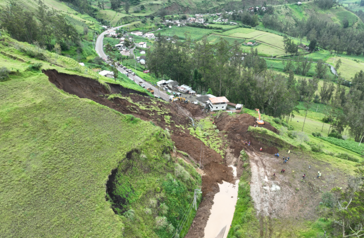 El domingo 27 de abril, un deslizamiento de gran magnitud se registró en la vía E491 que conecta Chimbo con Guaranda, específicamente en el sector El Tejar. El evento natural bloqueó completamente el paso vehicular, generando serios inconvenientes para los usuarios y representando un riesgo para las comunidades aledañas.