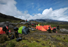 Los imponentes picos de Chimborazo, un destino popular para aventureros, también representan un desafío para su conservación y seguridad. Por ello, los guardaparques de la Reserva de Fauna Chimborazo iniciaron una capacitación en rescates de alta montaña, centrada en el volcán Carihuairazo, uno de los principales destinos de escalada de la provincia.