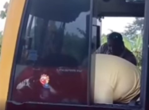 Un asalto armado a una unidad de transporte interprovincial de la cooperativa La Flota Bolívar terminó en tragedia la tarde de este martes 8 de abril, dejando al menos tres personas fallecidas, entre ellas el conductor del bus.