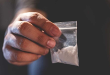 Detrás de las paredes de una casa aparentemente común en Guano, se escondía una operación de narcotráfico que terminó con su residente condenado a 19 años de prisión. Luis R.G. fue hallado culpable del delito de tráfico de drogas en alta escala, tras una investigación que reveló el alcance de sus actividades ilícitas.