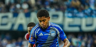 Luis Fragozo, extremo de 15 años, nacido en Colombia y nacionalizado tricolor, hizo su estreno oficial con Emelec en la LigaPro y se convirtió en el jugador más joven en debutar en el campeonato nacional desde que se instauró el torneo bajo su actual formato.