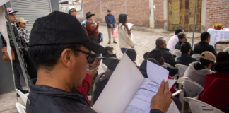 Después de más de 20 años de espera, incertidumbre y gestión comunitaria incesante, 18 familias recibieron al fin las escrituras individuales de sus terrenos, en un acto que trasciende lo administrativo: es la conquista del derecho a vivir con dignidad, legalidad y certeza. La entrega se realizó en la calle Mateo Ponce de León, en Riobamba.