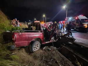 Un accidente de tránsito registrado la noche del 25 de abril en la vía Panamericana Norte, a la altura del sector San Andrés, provincia de Chimborazo, dejó como saldo tres personas heridas, dos de las cuales fallecieron, según información oficial proporcionada por el Centro Operativo Local ECU 911 Riobamba.