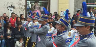 Con música, tradición y espíritu cívico, Riobamba vivió este sábado 5 de abril por la noche, el desfile de la “Riobambeñidad”, una de las actividades emblemáticas de las festividades abrileñas que conmemoran la histórica Batalla de Tapi.