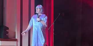 El reconocido comediante y actor Tomás Delgado, más conocido por su entrañable personaje “La Vecina”, se presentó con gran éxito el sábado 5 de abril en el Teatro León, en un evento organizado por la empresa San Valentín Club.