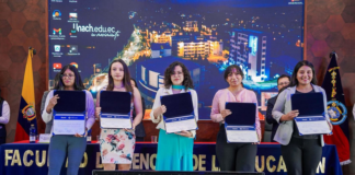 Con motivo del Día del Maestro, la Facultad de Ciencias de la Educación, Humanas y Tecnologías de la Universidad Nacional de Chimborazo (Unach) llevó a cabo una solemne ceremonia en reconocimiento a la valiosa labor de sus docentes