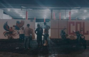La Policía Nacional confirmó que 12 personas fallecieron en una gallera de la vía Puerto Limón, El Carmen-Manabí, tras un ataque armado. El hecho se dio la noche del jueves, 17 de abril de 2025, y se extendió hasta la madrugada de este viernes 18.