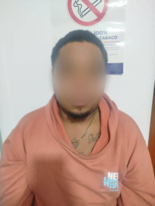 n un operativo sorpresa ejecutado el viernes 18 de abril, la Policía Nacional del Ecuador incautó 220 bloques de cocaína, camuflados en siete cartones, en la provincia de Chimborazo. El decomiso, realizado en la localidad de Colta, tuvo lugar durante un patrullaje de rutina llevado a cabo por agentes de la Subzona Chimborazo.
