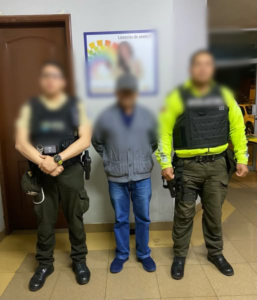 El 18 de abril, durante un patrullaje rutinario en el cantón Alausí, la Policía Nacional detuvo a un hombre con una orden de captura vigente.
