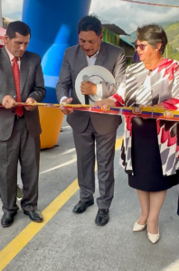 Con un emotivo acto comunitario, la Prefectura de Chimborazo inauguró el micropavimentado de la vía “El Guzo”, en el cantón Penipe. La ceremonia, realizada el domingo 27 de abril, estuvo encabezada por el prefecto Hermel Tayupanda, acompañado de su esposa, Norma Reinoso, presidenta del Patronato Provincial.