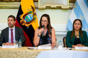 Más de 2,3 millones de estudiantes y 115.000 profesores de 9.400 instituciones educativas serán beneficiados del Plan de Retorno seguro implementado por el Gobierno Nacional para el inicio de clases en el régimen Costa y Galápagos, previsto para este 5 de mayo de 2025, de manera escalonada.