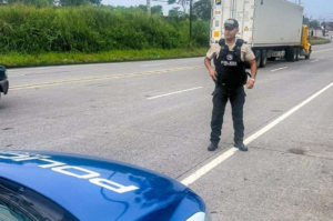 El Gobierno Nacional, a través del Ministerio de Transporte y Obras Públicas (MTOP), ha dispuesto que la Policía Nacional asuma el control de 25 tramos viales estratégicos en todo el país, dentro de los cuales se encuentran vías clave en la provincia de Chimborazo.