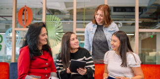 Es fundamental mantener activa la conversación sobre la equidad de género como parte del desarrollo social y económico. Las empresas juegan un papel crucial en cerrar las brechas de género que aún persisten en el ámbito laboral.