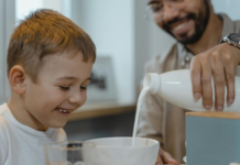 Los lácteos son una fuente clave de nutrientes esenciales para el desarrollo infantil. Desde el primer año de vida, la leche y sus derivados proporcionan calcio, proteínas de alto valor biológico, grasas saludables y vitaminas fundamentales para el crecimiento.